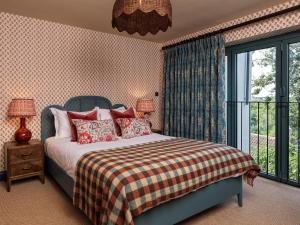 マルムズベリーにあるTownhouse Suites- Abbey Rowのベッドと窓のある寝室