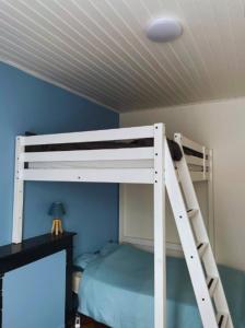 Un dormitorio con una litera con escalera. en Very nice house 2 steps from the beach, en La Tranche-sur-Mer 17 fotos más