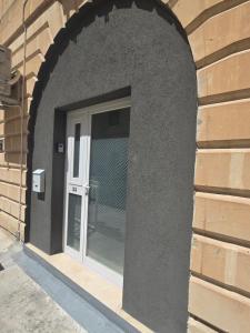 una puerta arqueada a un edificio con una puerta en Studio Groundfloor Apartment, en Il-Gżira