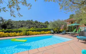 a swimming pool with a pool noodle in a yard at 2 Bedroom Amazing Home In Chassiers in Chassiers