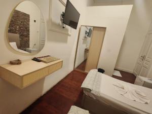 a bathroom with a mirror and a bed and a sink at Bella Centro Citta in Cairo