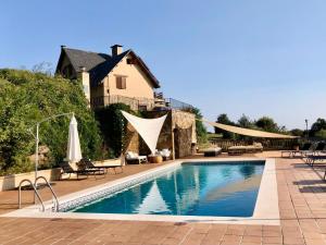 SusquedaCasa de muntanya Can Coll de Susqueda Girona的房子前面的游泳池