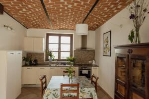 Η κουζίνα ή μικρή κουζίνα στο Sori San Giovanni +23 φωτογραφίες