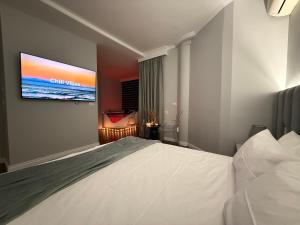 Postel nebo postele na pokoji v ubytování Lunarist Luxury Jacuzzi Suites - Tirana Prime Location + 55 fotografií