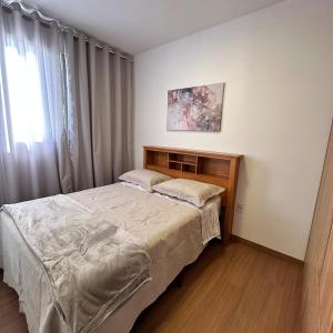 a bedroom with a bed and a window at Luna 03 Prime Loft in Extrema
