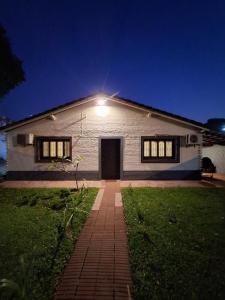 a house with a light on the side of it at Casa Encarnación in Encarnación