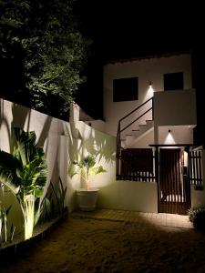 ein weißes Haus mit einer Treppe davor in der Nacht in der Unterkunft Casa Cristal in Jericoacoara