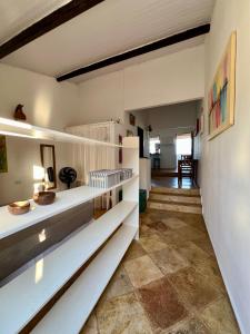 Zimmer mit weißen Regalen und Flur in der Unterkunft Casa Cristal in Jericoacoara