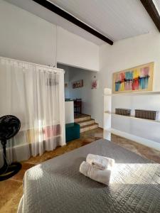 ein weißes Schlafzimmer mit einem Bett und einem Fenster in der Unterkunft Casa Cristal in Jericoacoara + 5 Fotos