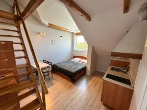 パランガにあるVila Talino 10のベッドと階段が備わる小さな客室です。