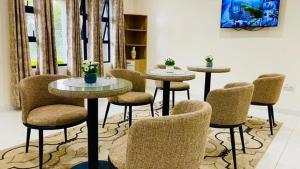BokaaにあるCreations haven guest lodge and spaの部屋内のテーブルと椅子