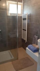 un bagno con doccia in vetro e lavandino di Summer with family friends in Tigzirt Garden & Terrace a Tigzirt Altre 17 foto