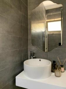 un bagno con un lavandino bianco e uno specchio di Summer with family friends in Tigzirt Garden & Terrace a Tigzirt