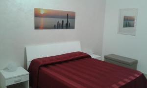 マテーラにあるIL Pergolatoのベッドルーム1室(赤い毛布付きのベッド1台付)