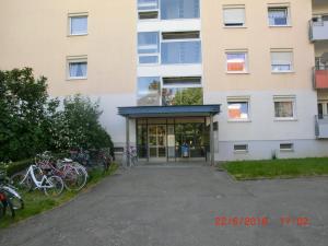 弗莱堡维格森布里克奥特捷恩酒店的一座建筑物外停有自行车