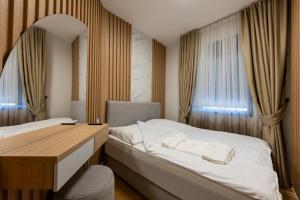 Ένα ή περισσότερα κρεβάτια σε δωμάτιο στο Balkan Square Gold Dorotea-centar