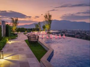 Bazén v ubytování The Astra Sky River 100sqm 3bedrooms 2bathroom Infinity Pool Community nebo v jeho okolí