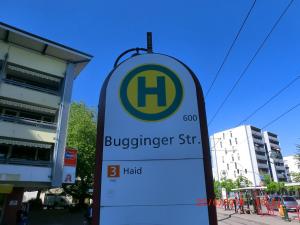 un cartel en frente de un edificio con una calle contoneante en Vogesenblick Oetjens en Freiburg im Breisgau