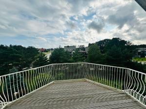 パランガにあるVila Talino 10の街の景色を望む木製の橋