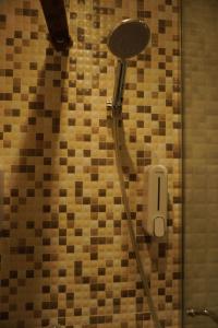 El baño incluye ducha con cabezal en una pared de azulejos. en Stay at Champollion Nest, en El Cairo