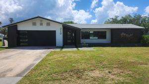 フォートマイヤーズビーチにある1 Block To Beach - Fully Upgraded Spacious & Quietの芝生の庭付きガレージ付き家
