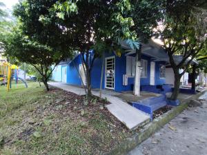 约帕尔Brisas de la Rivera Yopal的公园里带游乐场的蓝色房子