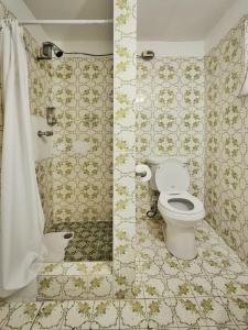 Koupelna v ubytování Kokomo Hotel + 87 fotografií