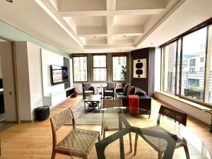ケープタウンにある#803 Cartwright - Comfort in Prime Locationのガラスのテーブルと椅子のあるリビングルーム