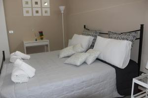 A bed or beds in a room at Domus Tua