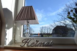 eine Lampe in einem Fenster mit Blick auf einen Leuchtturm in der Unterkunft Ferienwohnung Rheinglück in Duisburg