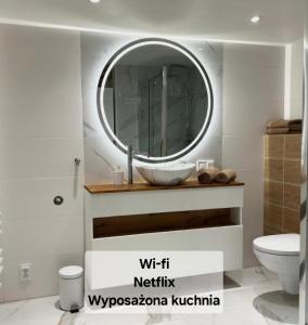 un bagno con lavandino e specchio di Apartament Silver - Głuszyca - Góry Sowie a Głuszyca