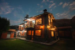 Una casa grande con luces por la noche. en Family Friendly home in the Sacred Valley, en Calca