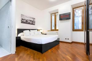 En eller flere senge i et værelse på Elegantis San Giovanni Suite - Chic Apartment with Bathtub Near Historic Center, Metro & Tram Nearby
