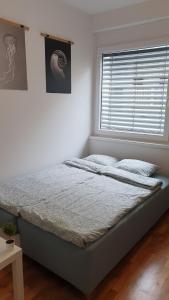 Un pat sau paturi într-o cameră la Sweet Vibes Studio at Šiška district, with Parking