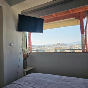TV a/nebo společenská místnost v ubytování Acropolis View Sky Suite with Jacuzzi near Metro + 35 fotografií