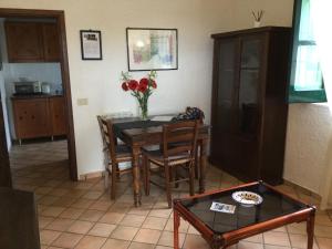 a living room with a table with a vase of flowers at Villa Eleanto in Cefalù