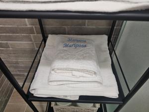 a shelf with towels on top of a bunk bed at mariposa in Monterosi