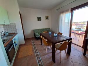 Kuchyň nebo kuchyňský kout v ubytování Appartamento Alfieri a Porto San Paolo