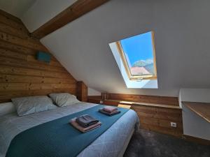 Ένα ή περισσότερα κρεβάτια σε δωμάτιο στο Superbe Duplex les pieds dans l'eau Vue Lac et Château avec Plage et parking Privés