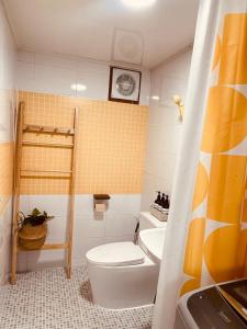 a bathroom with a toilet and a sink at Sun Gangnam Stay - 무료짐보관,서울,강남,언주역3분,신논현역,강남역,역삼역,대치,잠실,코엑스,성형 in Seoul +42 photos