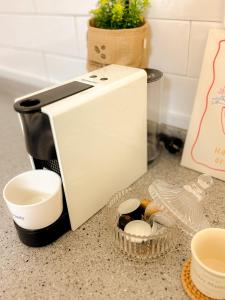 a toaster sitting on a counter next to a muffin tin at Sun Gangnam Stay - 무료짐보관,서울,강남,언주역3분,신논현역,강남역,역삼역,대치,잠실,코엑스,성형 in Seoul