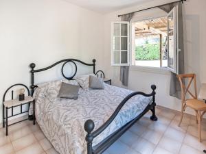 un dormitorio con una cama y una ventana en Riviera Hideaway for 2 Guests, en La Roquette-sur-Siagne
