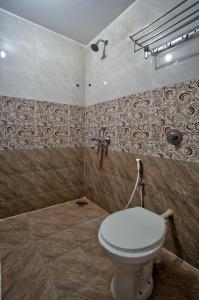 - Baño con aseo en una habitación en Hotel pine house, en Calangute 48 fotos más