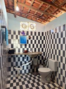 a bathroom with a black and white checkered floor at Mirante 180 - Praia de Barreiras in Icapuí