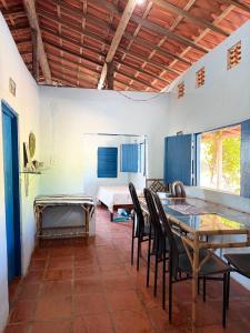 a dining room with a table and chairs at Mirante 180 - Praia de Barreiras in Icapuí