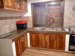 una cocina con fregadero y ventana en Villa Awa, en Rufisque 1 foto más