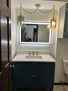 une salle de bain avec un lavabo et un miroir dans l'établissement La casa del Arbol, à Tulsa 18 autres photos