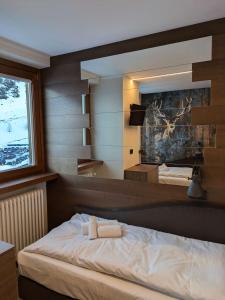 ein Schlafzimmer mit einem Bett mit zwei Handtüchern darauf in der Unterkunft Cervinia Exclusive in Breuil-Cervinia