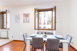 Billede fra billedgalleriet på Elegantis San Giovanni Suite - Chic Apartment with Bathtub Near Historic Center, Metro & Tram Nearby i Rom