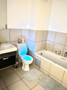 Phòng tắm tại 1 Bed Apartment @ Jackal Creek Golf Estate